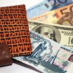 В какой валюте хранить деньги в 2017 году — инвестировать ли в доллар, евро или во что-то еще?